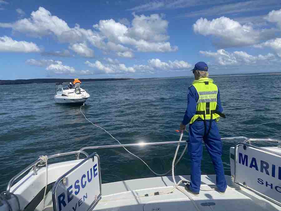 Shoalhaven 30 preparing to tow a distressed vessel to safety